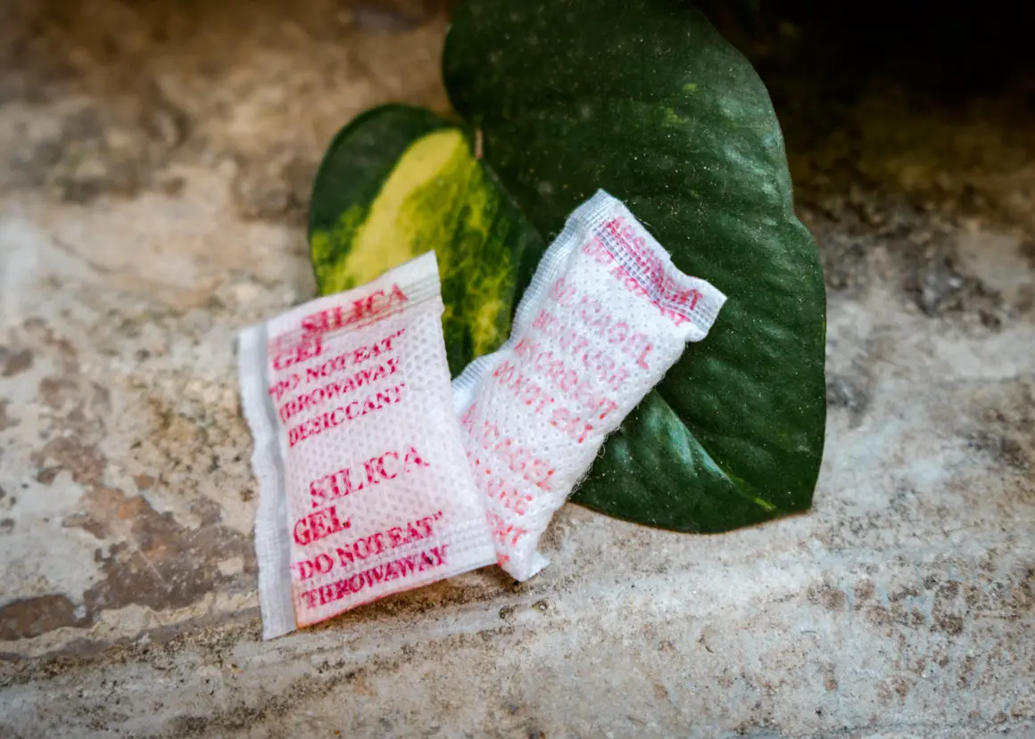 packets of silica gel